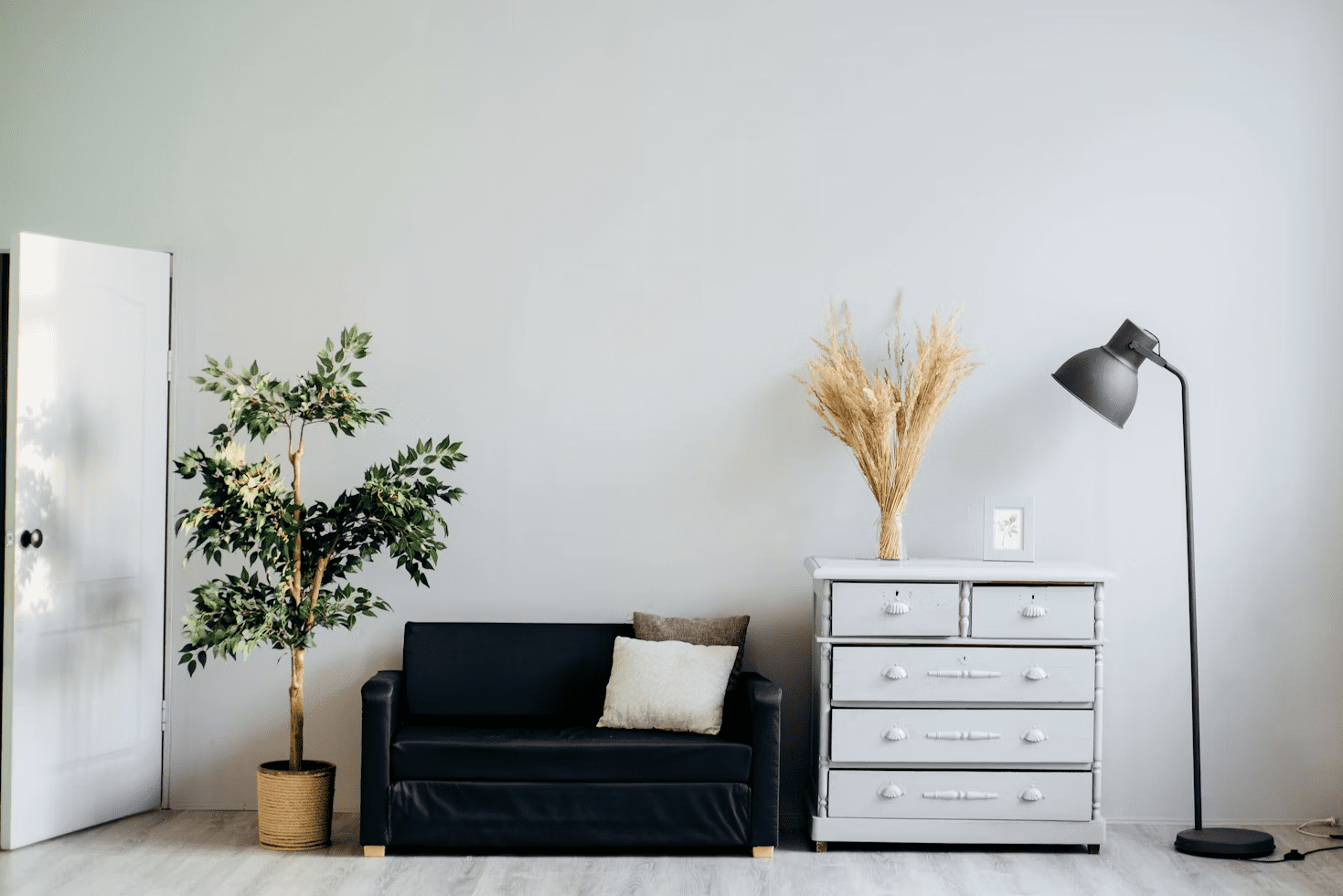 How To Decorate That Big Blank Wall In Your Living Room (4 Ideas)